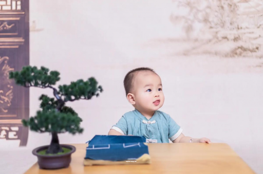 平阳怀孕肚子中间凹两边凸